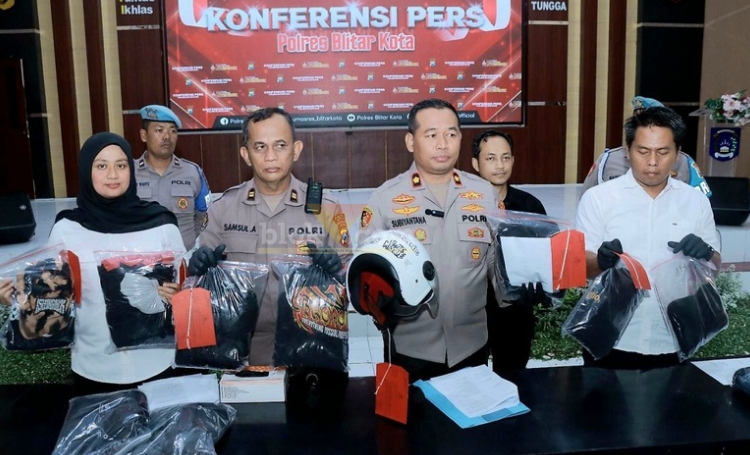 Polres Blitar Kota mengamankan barang bukti pengeroyokan remaja. (blok-a.com/Fajar)