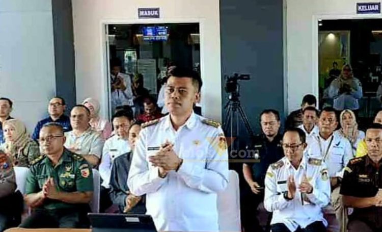 Wali Kota Blitar Syauqul Muhibbin dalam sebuah acara daring bersama Menteri PANRB di MPP Kota Blitar. (blok-a.com/Fajar)