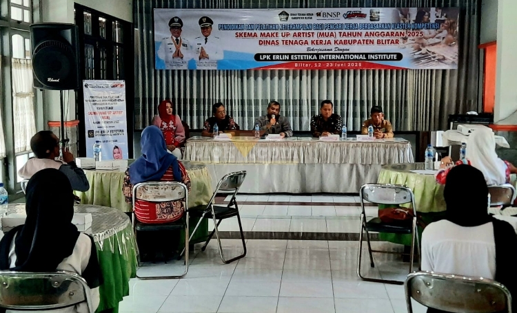 Plt Kepala Disnaker Kabupaten Blitar, Nanang Adi Putranto membuka pelatihan berbasis klaster kompetensi untuk calon MUA . (blok-a.com/Fajar)