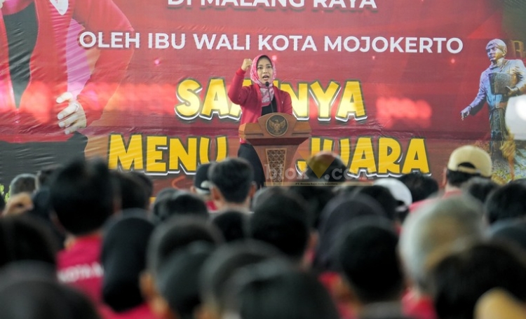 Wali Kota Mojokerto ketika melepas atlet Porprov di GOR Seni Majapahit.(blok-a.com/Syahrul Wijaya)