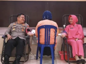 Kapolres Jombang AKBP Ardi Kurniawan saat donor darah.(blok-a.com/Syahrul Wijaya)