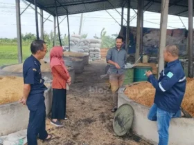 Shubki Basyar (tengah) memanfaatkan limbah pertanian dan industri menjadi produk yang diminati pasar internasional.(blok-a.com/Ivan)