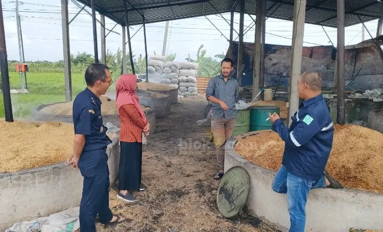 Shubki Basyar (tengah) memanfaatkan limbah pertanian dan industri menjadi produk yang diminati pasar internasional.(blok-a.com/Ivan)