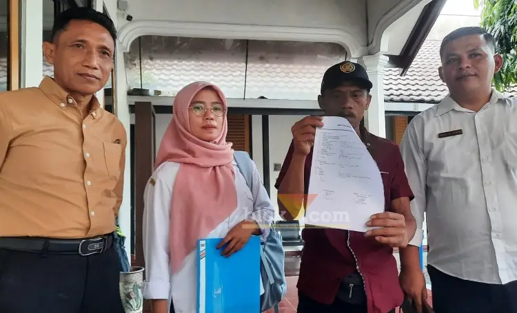 Warga Desa Sidorejo, Kecamatan Doko, Kabupaten Blitar, melaporkan PT Perkebunan ke Kejari Kabupaten Blitar. (blok-a.com/Fajar)