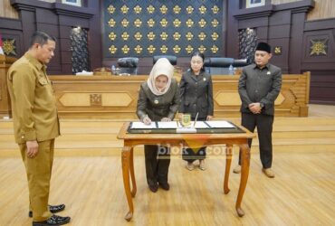 Wali Kota Mojokerto tandatangani nota kesepakatan perubahan KUA dan PPAS 2025 disaksikan ketua dan wakil ketua DPRD kota.(blok-a.com/Syahrul Wijaya)