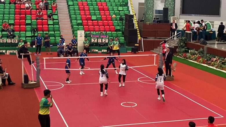 Pertandingan sepak takraw putri yang berhasil dimenangkan tim asal Kota Malang (blok-a.com / Berril)