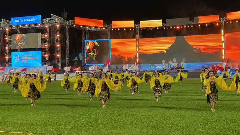 Pertunjukan Tari Kolosal bertajuk Malang Mbois, Malang Berkelas di Opening Ceremony Porprov Jatim XI di Stadion Gajayana, Kota Malang. (blok-a.com / Berril Labiq)