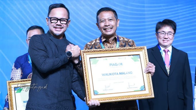 Wali Kota Malang, Wahyu Hidayat saat menerima penghargaan dalam ajang Indonesia Water & Wastewater Expo and Forum (IWWEF) 2025 (pro)
