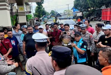 Puluhan sopir truk di Kabupaten Blitar menggelar aksi solideritas menolak kebijakan ODOL. (blok-a.com/Fajar)