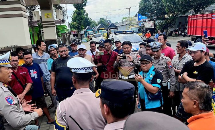 Puluhan sopir truk di Kabupaten Blitar menggelar aksi solideritas menolak kebijakan ODOL. (blok-a.com/Fajar)