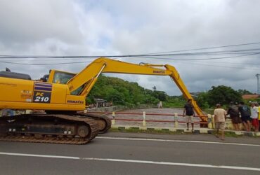 Pemkab Banyuwangi siagakan alat berat untuk mencegah penyumbatan arus air.(dok. Pemkab Banyuwangi)