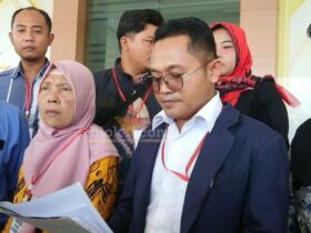 Orang tua M. Alfian didampingi kuasa hukumnya mendatangi Polres Mojokerto.(blok-a.com/Syahrul Wijaya)