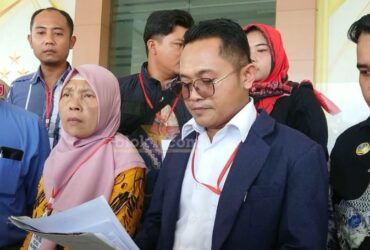 Orang tua M. Alfian didampingi kuasa hukumnya mendatangi Polres Mojokerto.(blok-a.com/Syahrul Wijaya)