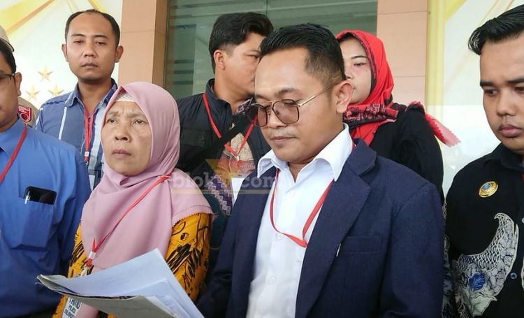 Orang tua M. Alfian didampingi kuasa hukumnya mendatangi Polres Mojokerto.(blok-a.com/Syahrul Wijaya)