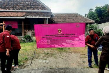 Kejari Kabupaten Blitar melakukan penyitaan terhadap lima aset milik HB, Kabid SDA Dinas PUPR Kabupaten Blitar. (blok-a.com/Fajar)