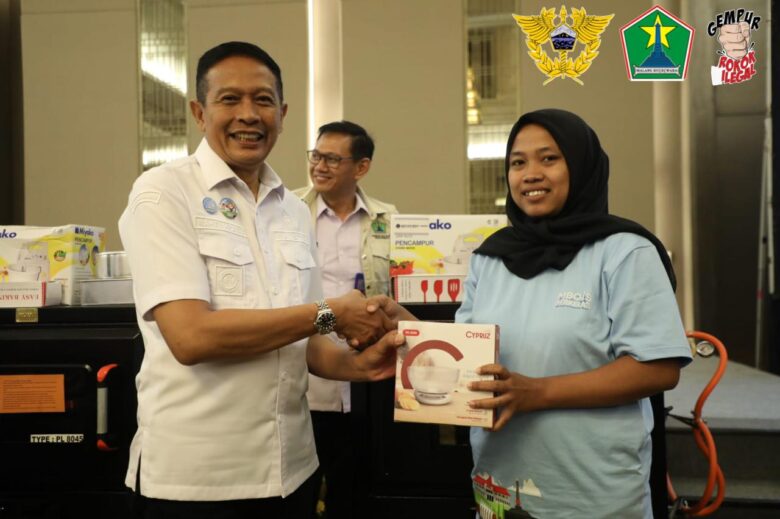 Wali Kota Malang, Wahyu Hidayat menyerahkan bantuan ke pekerja IHT Kota Malang (dok.Diskominfo Kota Malang for blok-a)