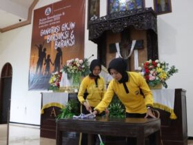 Anggota Polres Jombang saat melakukan bakti religi membersihkan tempat ibadah.(blok-a.com/Syahrul Wijaya)