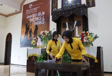 Anggota Polres Jombang saat melakukan bakti religi membersihkan tempat ibadah.(blok-a.com/Syahrul Wijaya)