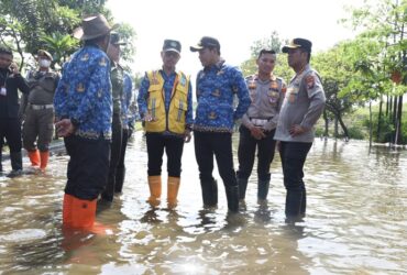 Bupati Sidoarjo meninjau banjir di Jalan Raya Porong penghubung Sidoarjo-Pasuruan, Selasa (17/6/2025).