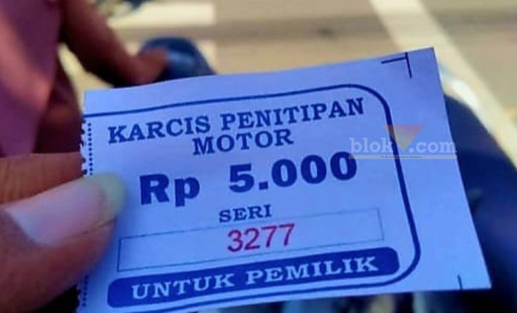 Tarif parkir acara Blitar Djadoel 2025 yang tidak resmi. (blok-a.com/Fajar)