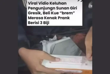 Tangkapan video peziarah muda usai membeli oleh-oleh brem di kawasan wisata religi Sunan Giri, Kebomas, Gresik.(blok-a.com/ivan)