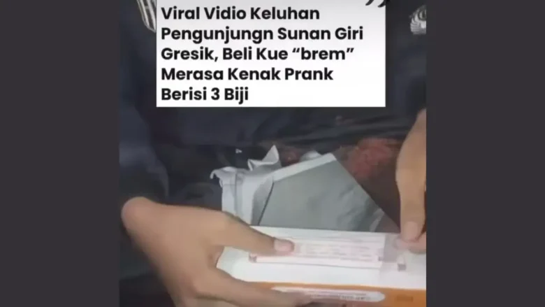 Tangkapan video peziarah muda usai membeli oleh-oleh brem di kawasan wisata religi Sunan Giri, Kebomas, Gresik.(blok-a.com/ivan)