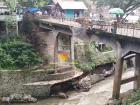 Jembatan Splendid yang mengalami keropos akibat tergerus peningkatan debit air (blok-a.com / Yogga Ardiawan)