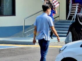 Seorang pria yang diduga Adib Muhammad Zulkarnain, alias Gus Adib mendatangi penggilan Kejari Kabupaten Blitar. (blok-a.com/Fajar)