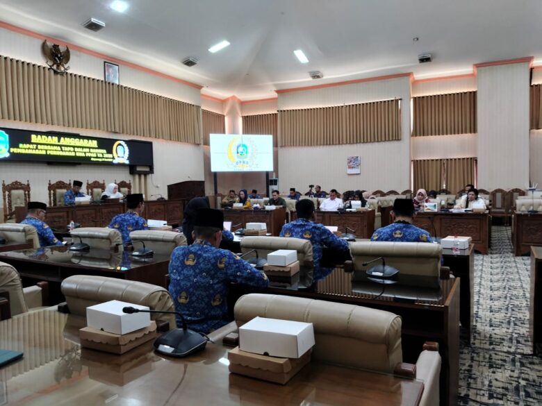 DPRD Banyuwangi saat menggelar rapat Banggar bersama Tim Anggaran Pemerintah Daerah, Rabu (18/6/2025). (Istimewa)