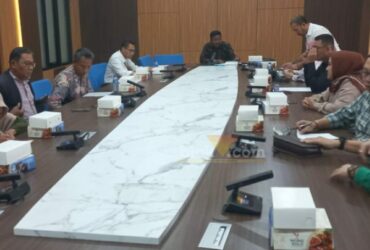 Rapat dengar pendapat buruh PT Alu Aksara Pratama yang dipecat dengan DPRD Kabupaten Mojokerto.(blok-a.com/Syahrul Wijaya)