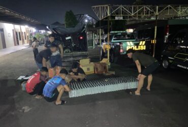 FOTO : Satres Narkoba Polres Blitar mengamankan sebuah truk bermuatan ratusan minunan jenis arak. (blok-a.com/Fajar)