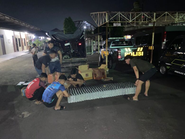 FOTO : Satres Narkoba Polres Blitar mengamankan sebuah truk bermuatan ratusan minunan jenis arak. (blok-a.com/Fajar)