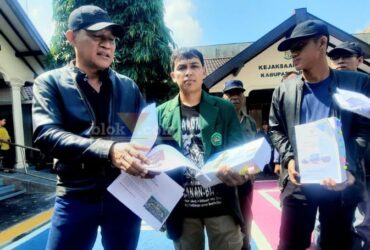 Ketua KRPK, Mohammad Trijanto bersama anggota FMR melaporkan kasus dugaan korupsi proyek e-katalog ke Kejari Kabupaten Blitar. (blok-a.com/Fajar)
