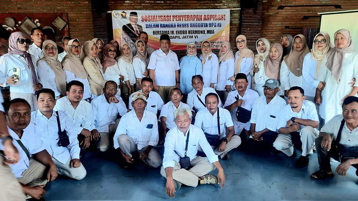 Anggota DPR RI Dapil VI Jawa Timur, Ir. Endro Hermono, MBA bersama pengurus DPC, PAC, dan Ranting Partai Gerindra se-Kota Blitar. (blok-a.com/Fajar)