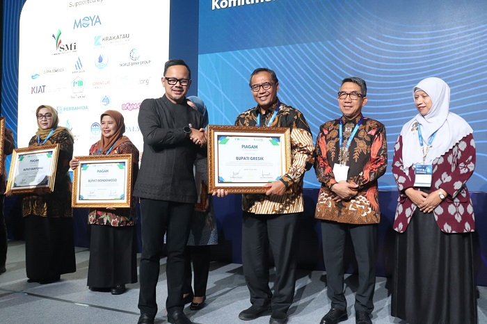 Sekda Gresik Achmad Washil menerima penghargaan dalam acara puncak Indonesia Water & Wastewater Expo and Forum (IWWEF) 2025 dari Wamendagri Aria Bima.(Istimewa)