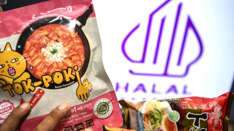 Ilustrasi produk makanan dengan logo halal. (ANTARA FOTO/M Risyal Hidayat/rwa)