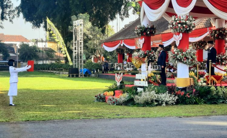 Wakil Gubernur Jawa Timur, Emil Elestianto Dardak, bertindak sebagai inspektur upacara peringatan puncak Hari Lahir Pancasila di Alun-Alun Kota Blitar. (blok-a.com/Fajar)
