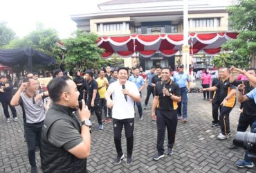Peringatan HUT Bhayangkara ke-79 di lapangan Mapolresta Sidoarjo.