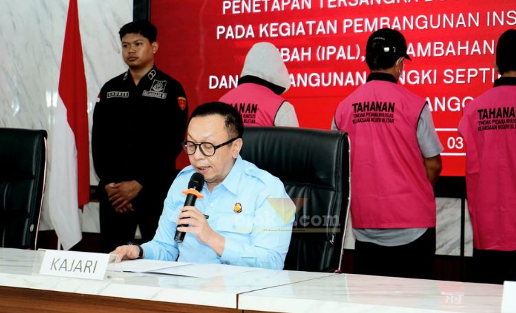 Kajari Kota Blitar, Baringin menyampaikan penetapan lima orang tersangka baru dalam kasus dugaan korupsi IPAL pada tahun 2022.(blok-a.com/Fajar)