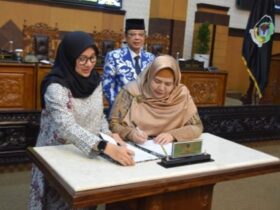Bupati Ipuk bersama Hj Ni'mah, saat melakukan penandatanganan Kesepakatan KUA-PPAS APBD Tahun 2025 pada Rabu (18/6/2025) malam. 