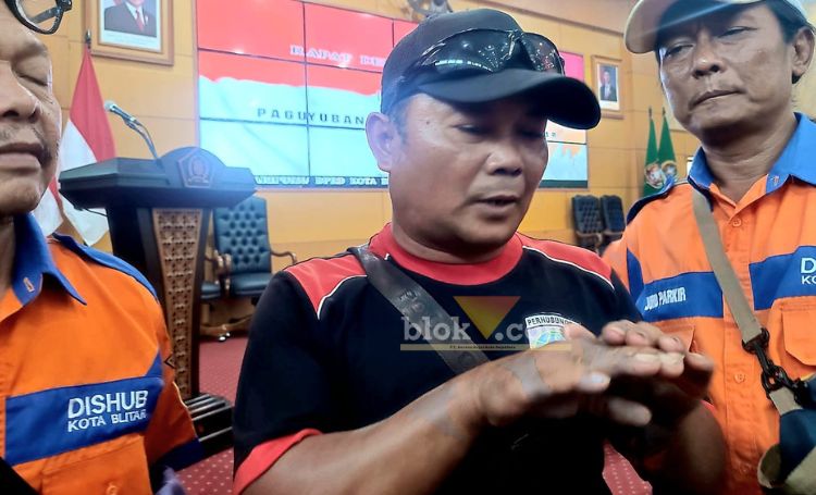 Siswanto, salah satu jukir usai melakukan hearing bersama Komisi 3 DPRD Kota Blitar. (blok-a.com/Fajar)