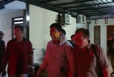 Terduga pelaku pencurian kabel tanam milik PT Telkom saat diserahkan ke Polres Mojokerto.(blok-a.com/Syahrul Wijaya)