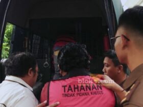 Tersangka saat ditangkap kejaksaan negeri Mojokerto kota.(blok-a.com/Syahrul Wijaya)