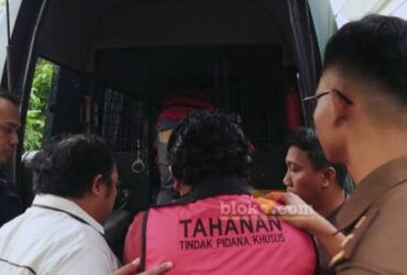 Tersangka saat ditangkap kejaksaan negeri Mojokerto kota.(blok-a.com/Syahrul Wijaya)