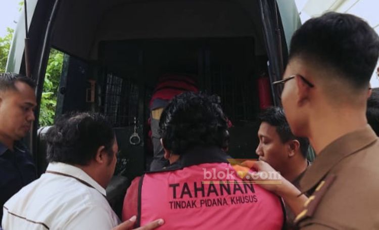 Tersangka saat ditangkap kejaksaan negeri Mojokerto kota.(blok-a.com/Syahrul Wijaya)