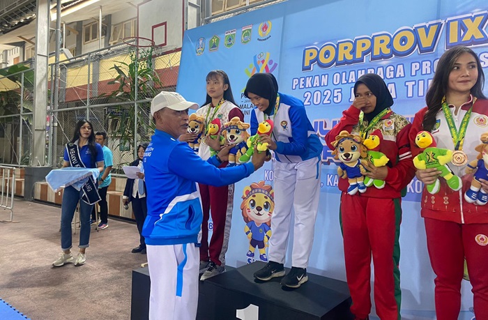 Karina Arisandi Pamungkas berhasil meraih emas dalam ajang Porprov IX Jatim cabor kickboxing (istimewa)