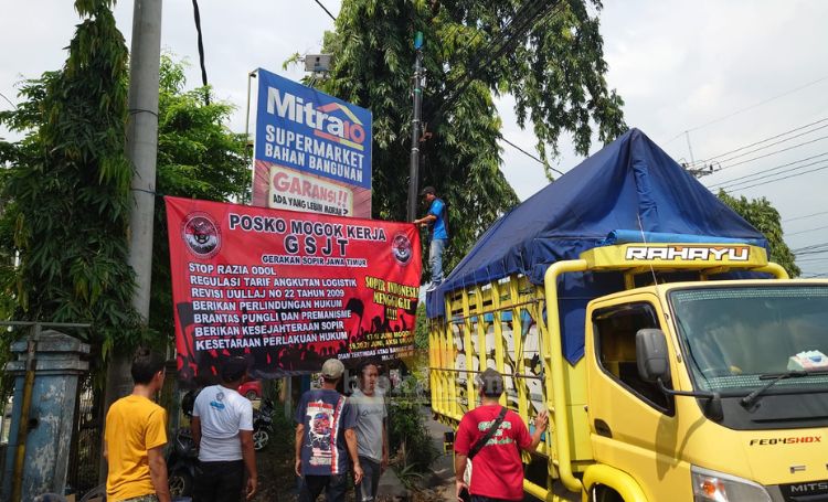 Puluhan sopir truk yang melakukan unjuk rasa di terminal Mojosari.(blok-a.com/Syahrul Wijaya)