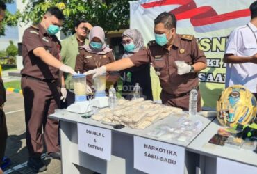 Pemusnahan barang bukti Narkoba di halaman Kantor Kejari kota Mojokerto.(blok-a.com/Syahrul Wijaya)