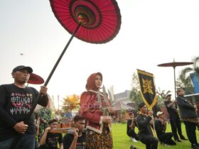 Peserta kirab Pataka Majapahit berjalan dari alun-alun menuju balai kota.(blok-a.com/Syahrul Wijaya)