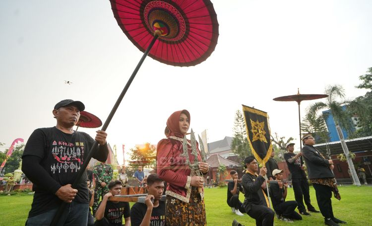 Peserta kirab Pataka Majapahit berjalan dari alun-alun menuju balai kota.(blok-a.com/Syahrul Wijaya)